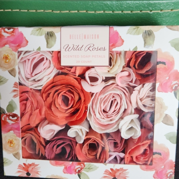 20 SOAP ROSE PETALS - Picture 1 of 5